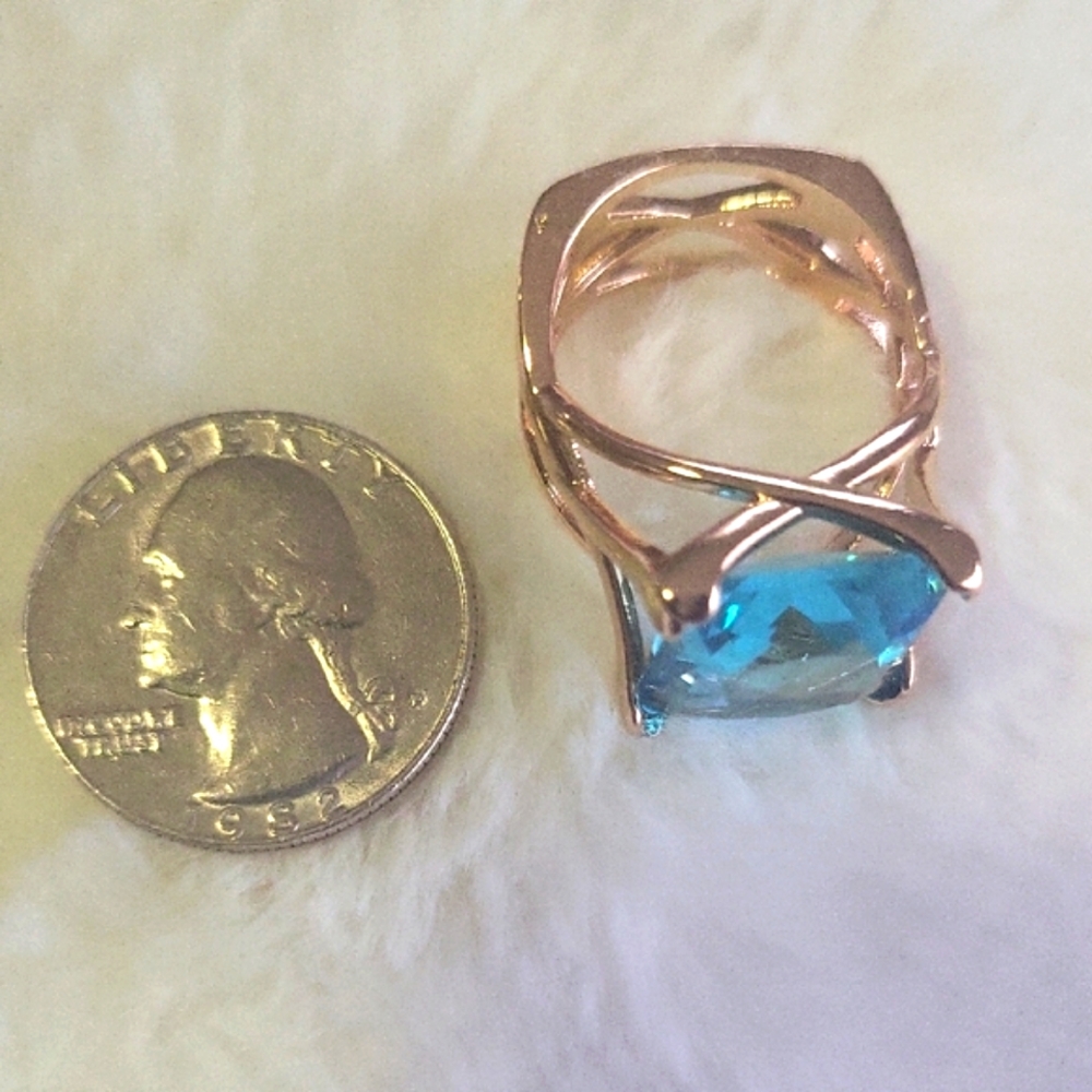 Vibrant Blue and Gold Ring with Square-Cut Gemstone - Picture 8 of 9
